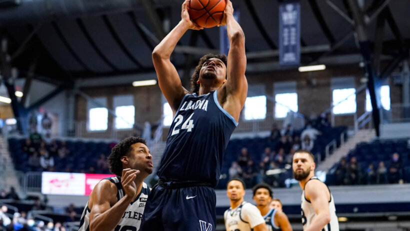 Jeremiah Robinson-Earl shooting at the rim