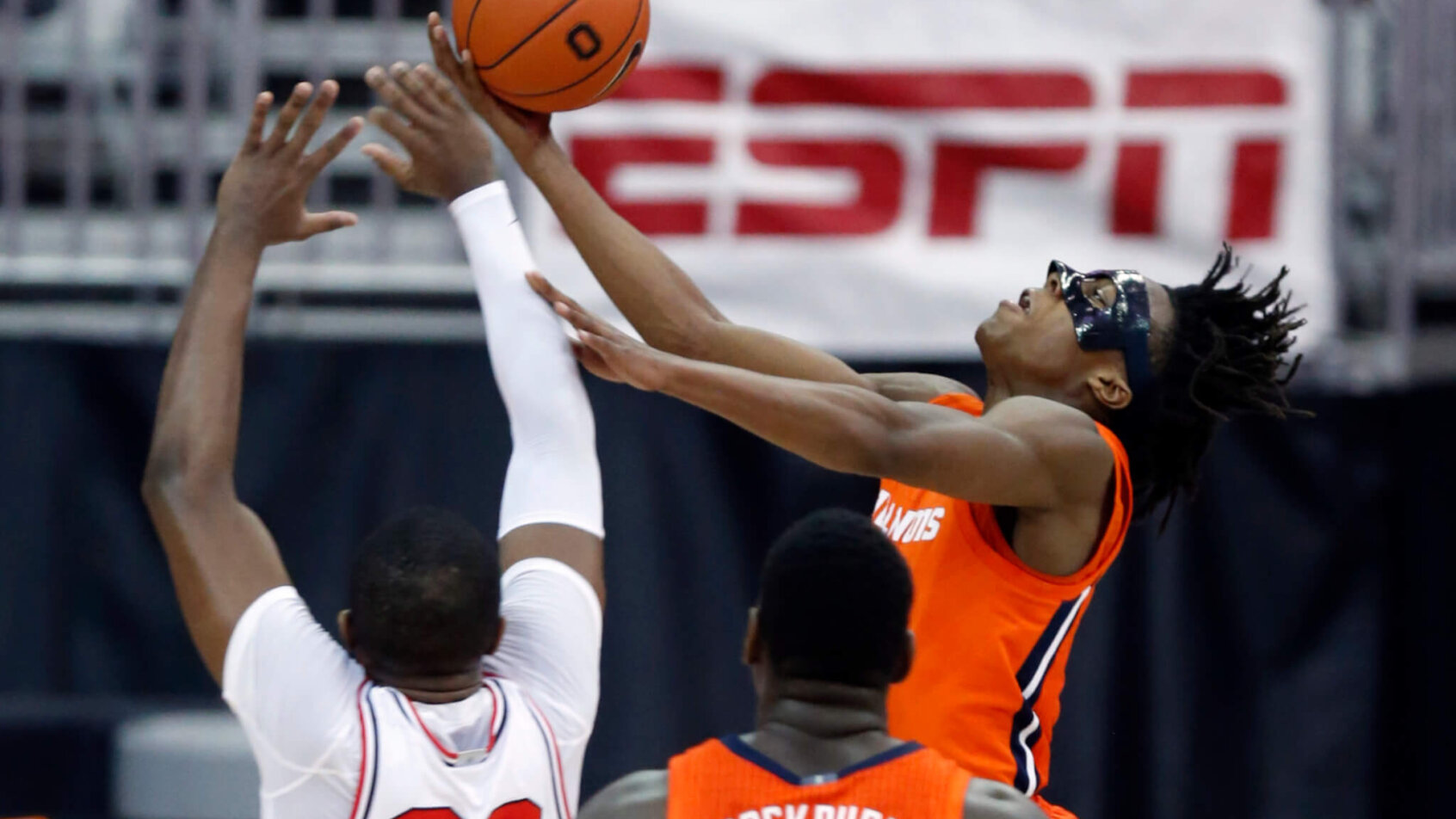 Ayo Dosunmu shooting over defender