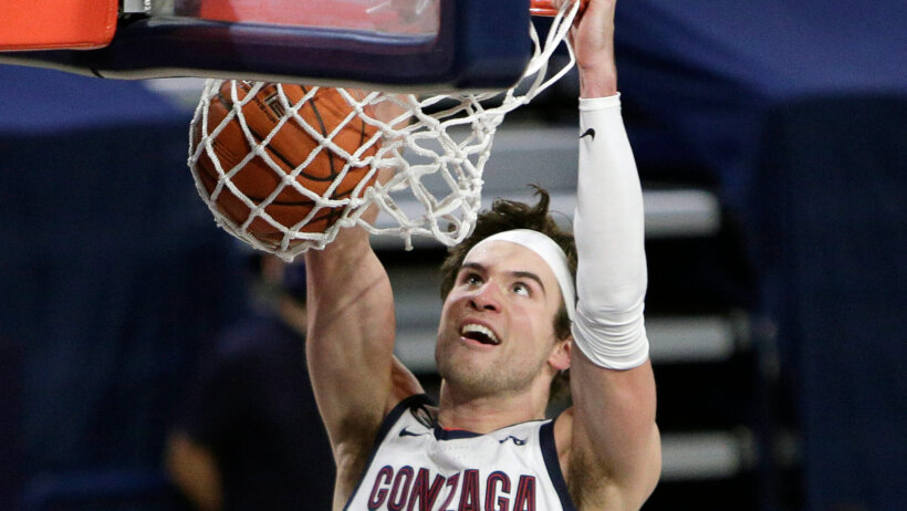 Corey Kispert dunks ball