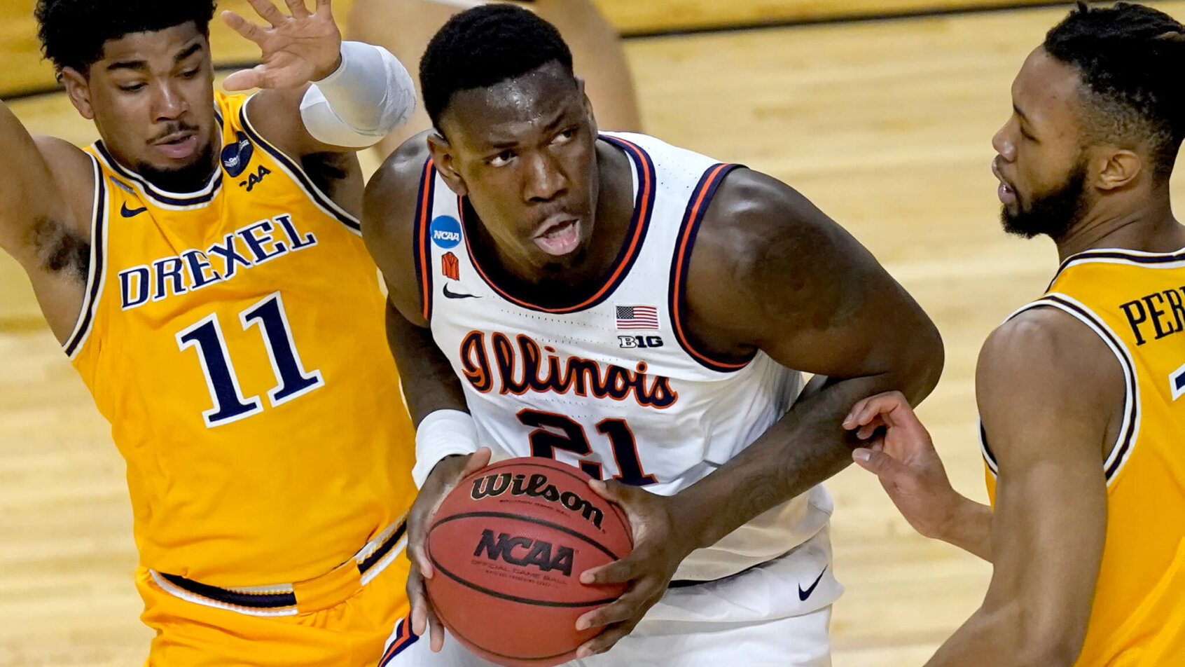 Illinois center Kofi Cockburn battling two Drexel players in the paint
