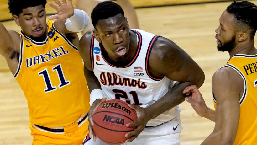 Illinois center Kofi Cockburn battling two Drexel players in the paint