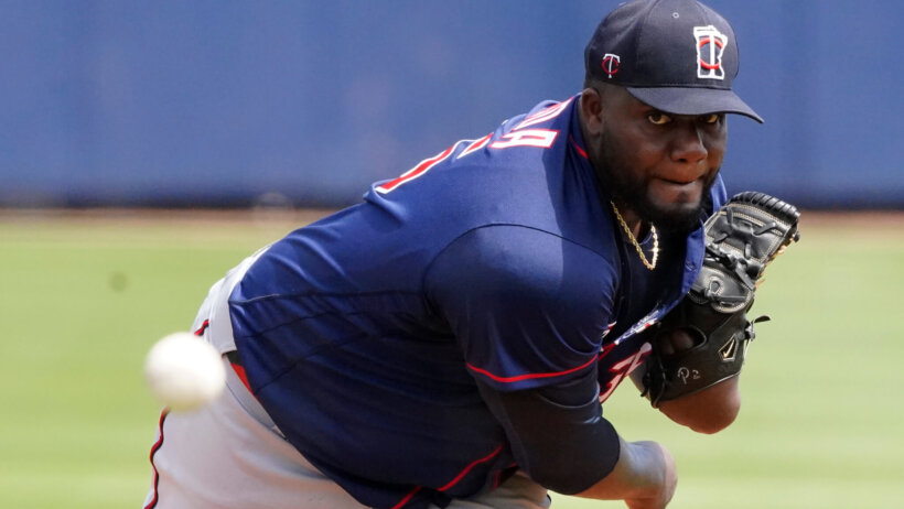 Michael Pineda throwing pitch