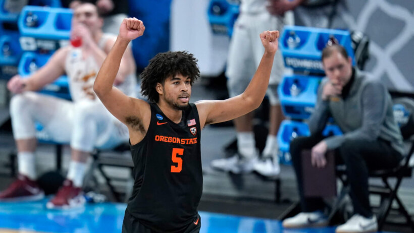 Oregon State guard Ethan Thompson celebrating a basket