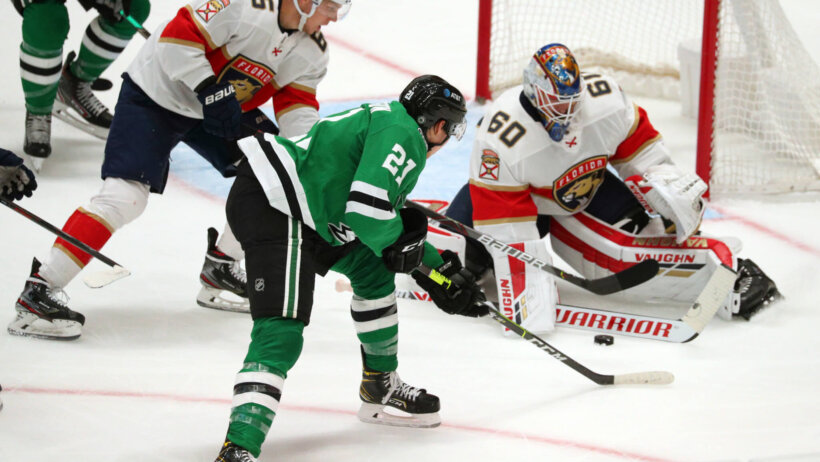 Jason Robertson trying to score on Florida goalie Chris Driedger