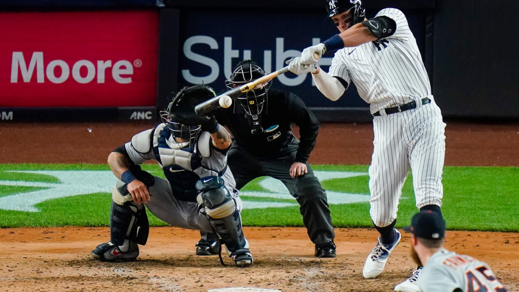 Aaron Judge smacks a grand slam
