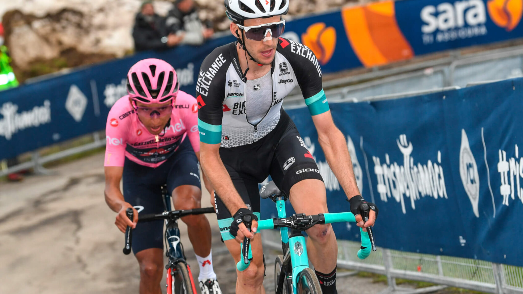 Simon Yates cycling up a hilltop finish