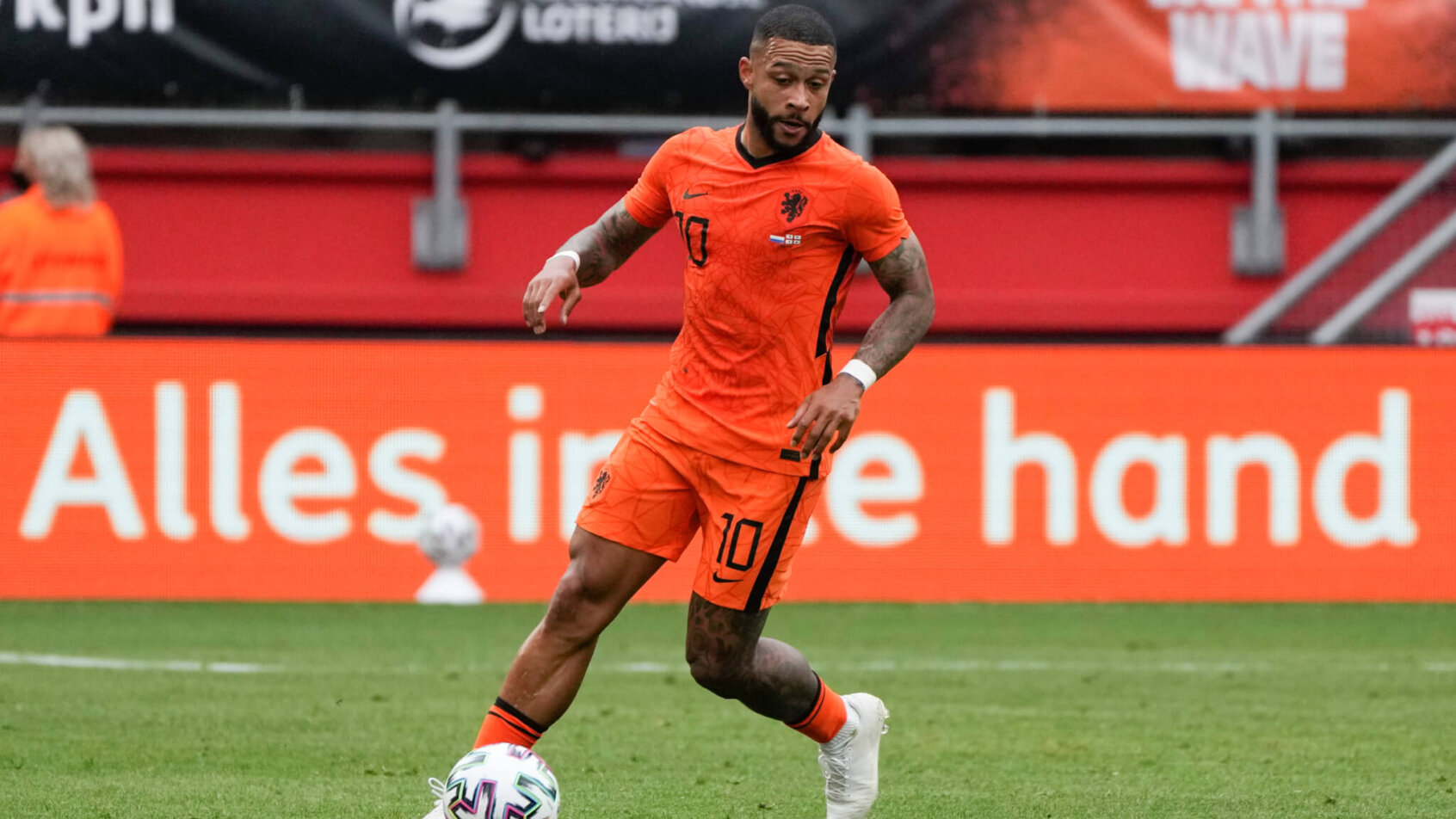 Memphis Depay with ball at his feet