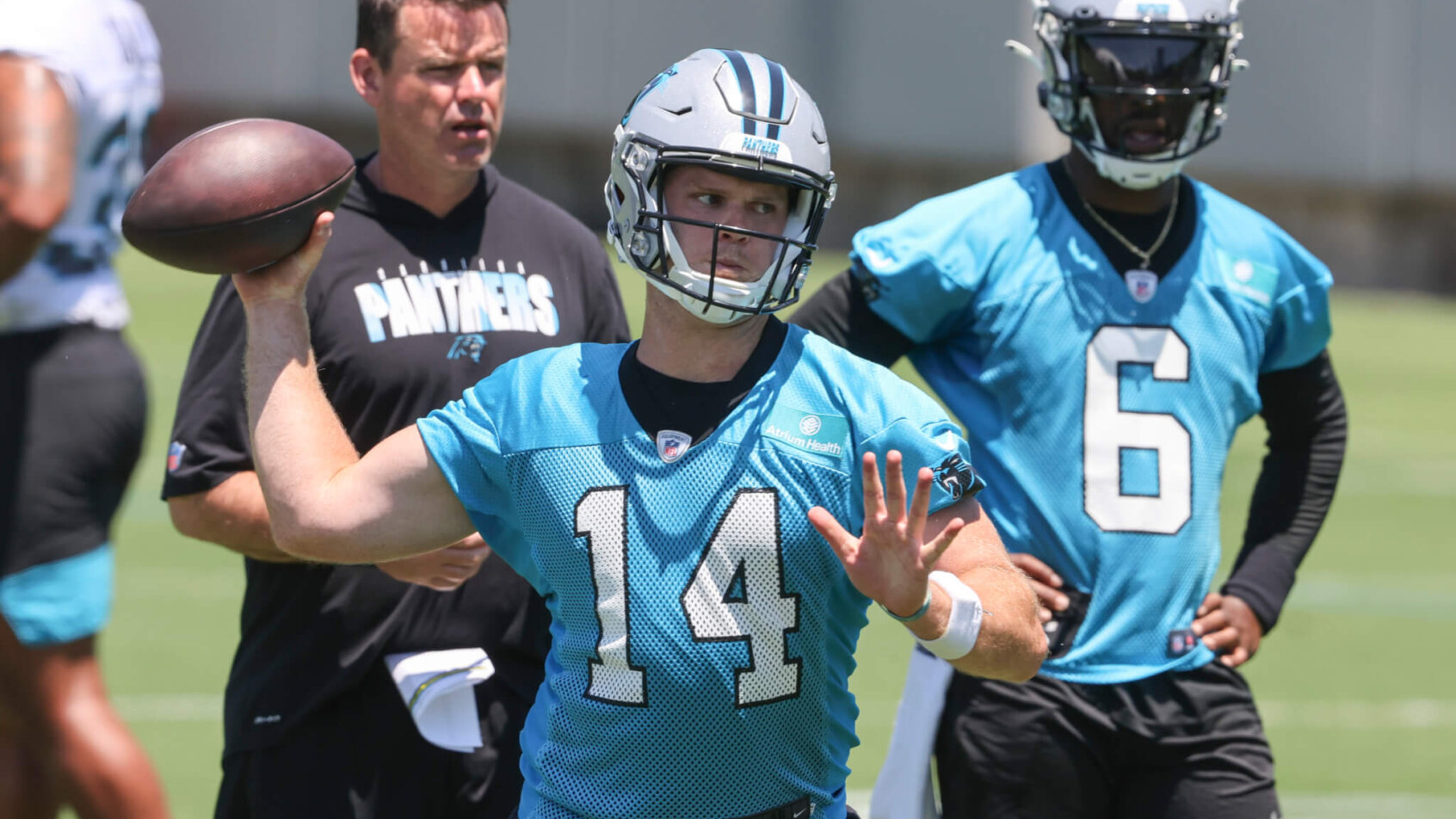 Sam Darnold throwing