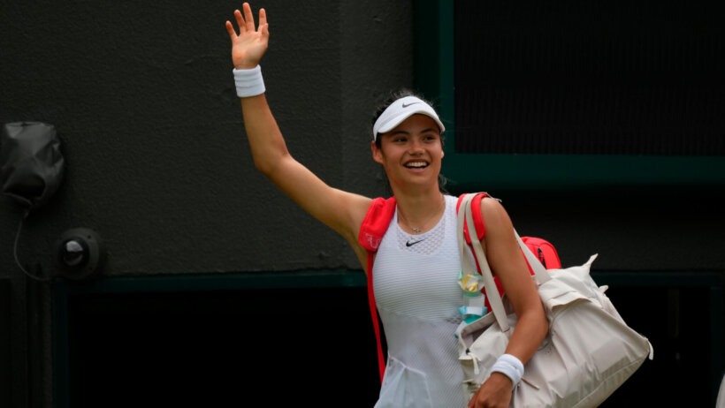 Emma Raducanu waving to crowd