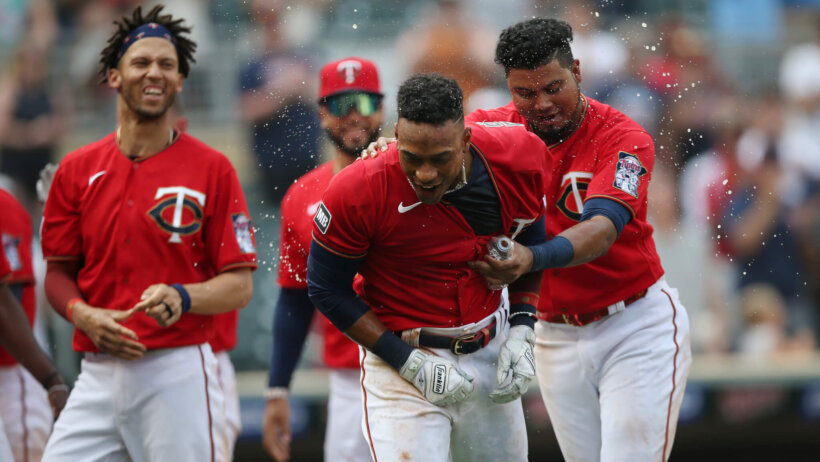 Jorge Polanco celebrates home run