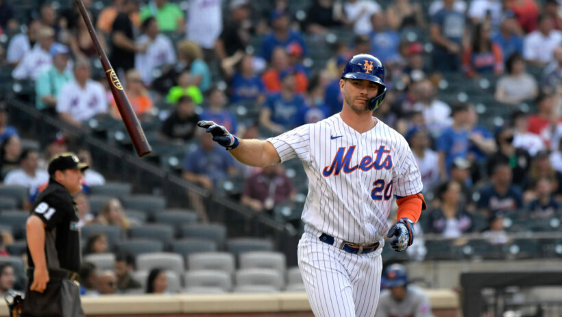 Pete Alonso flipping his bat