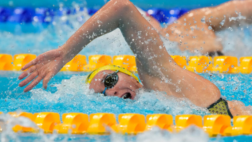Ariarne Titmus competing in the 200 meter freestyle