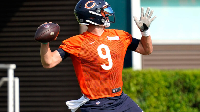 Nick Foles targets a receiver