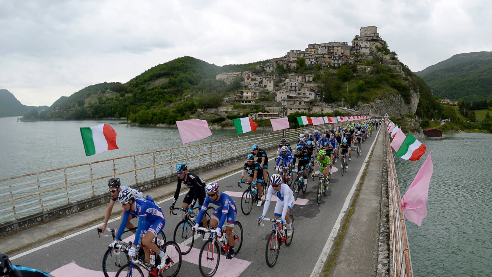 Photo of the peloton at the 2014 Giro d'Italia