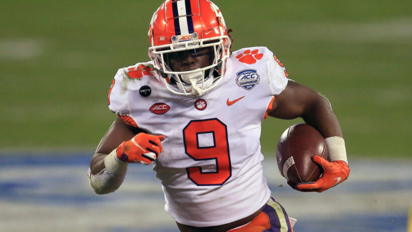 Clemson running back Travis Etienne runs for a touchdown