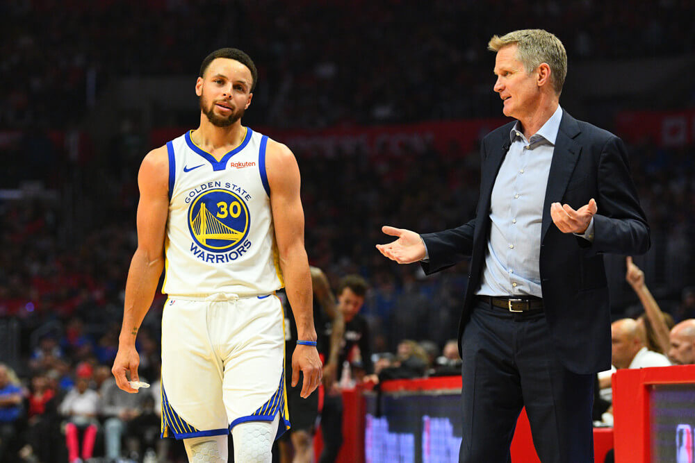 Steph Curry talking to Steve Kerr