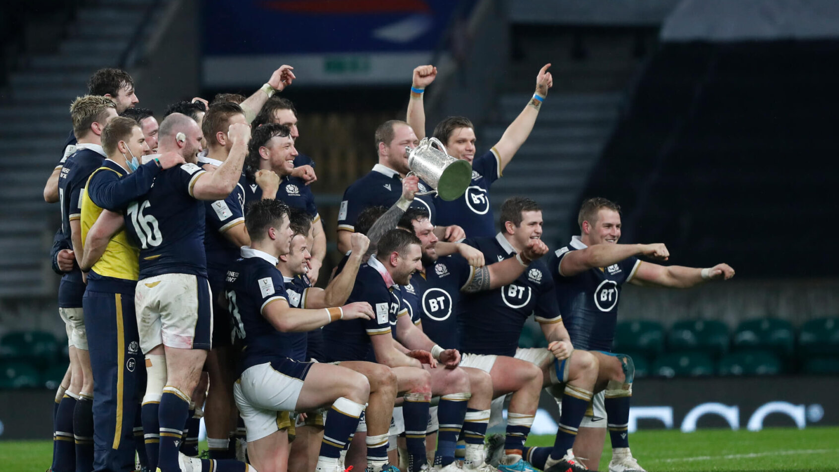 Scotland players celebrate with the Calcutta Cup (2021)