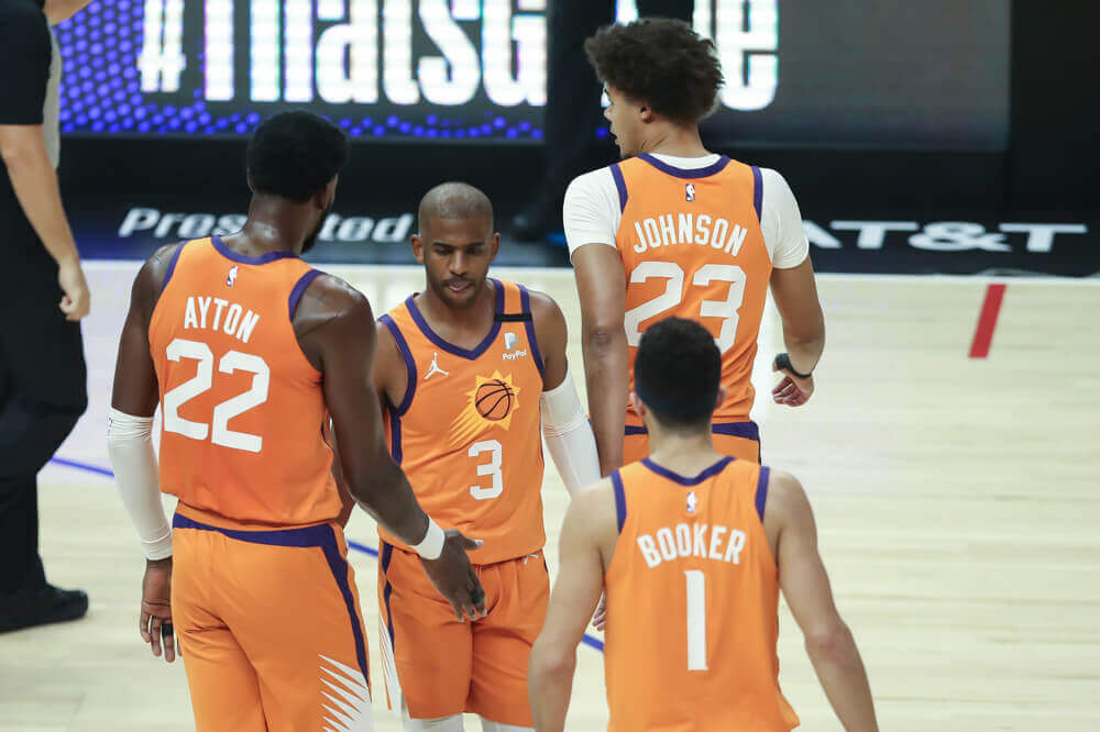Chris Paul, Devin Booker, Deandre Ayton huddle
