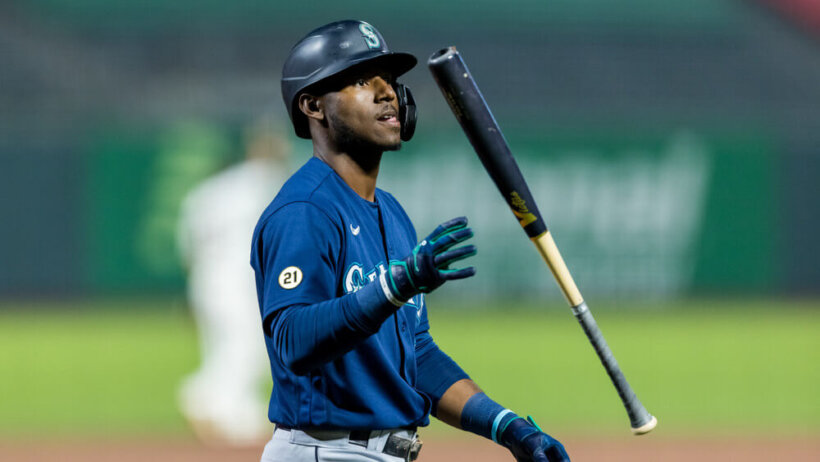 Seattle Mariners right fielder Kyle Lewis walking back to the dugout