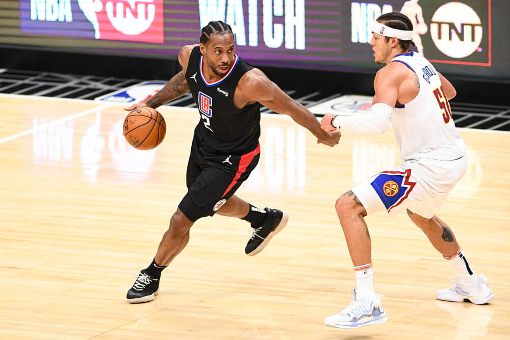 Kawhi Leonard handles the ball