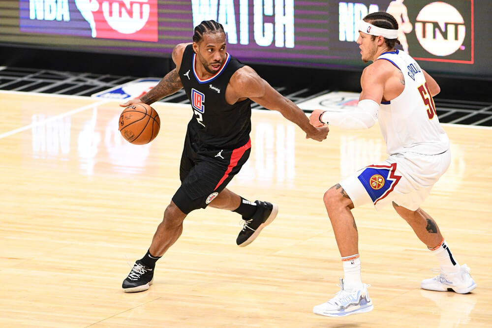 Kawhi Leonard defended at the top of the key