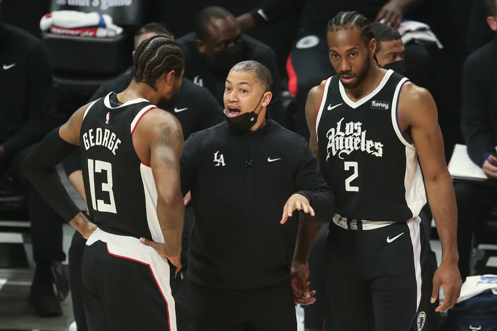 Paul George, Ty Lue and Kawhi Leonard talking