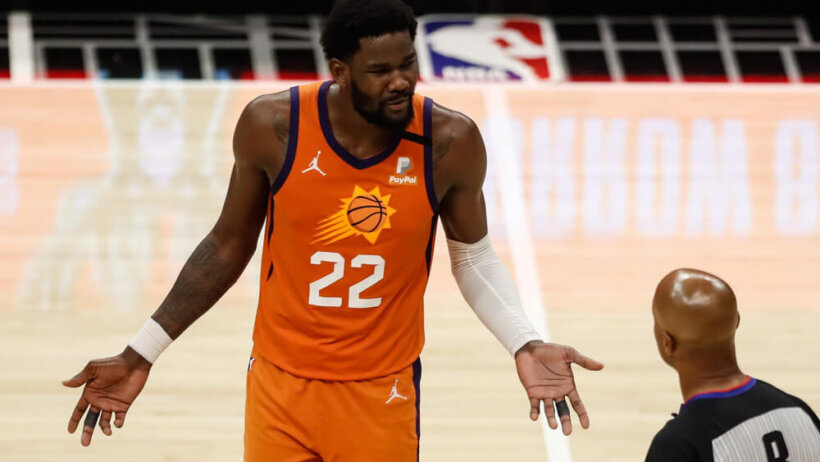 Deandre Ayton talking to ref