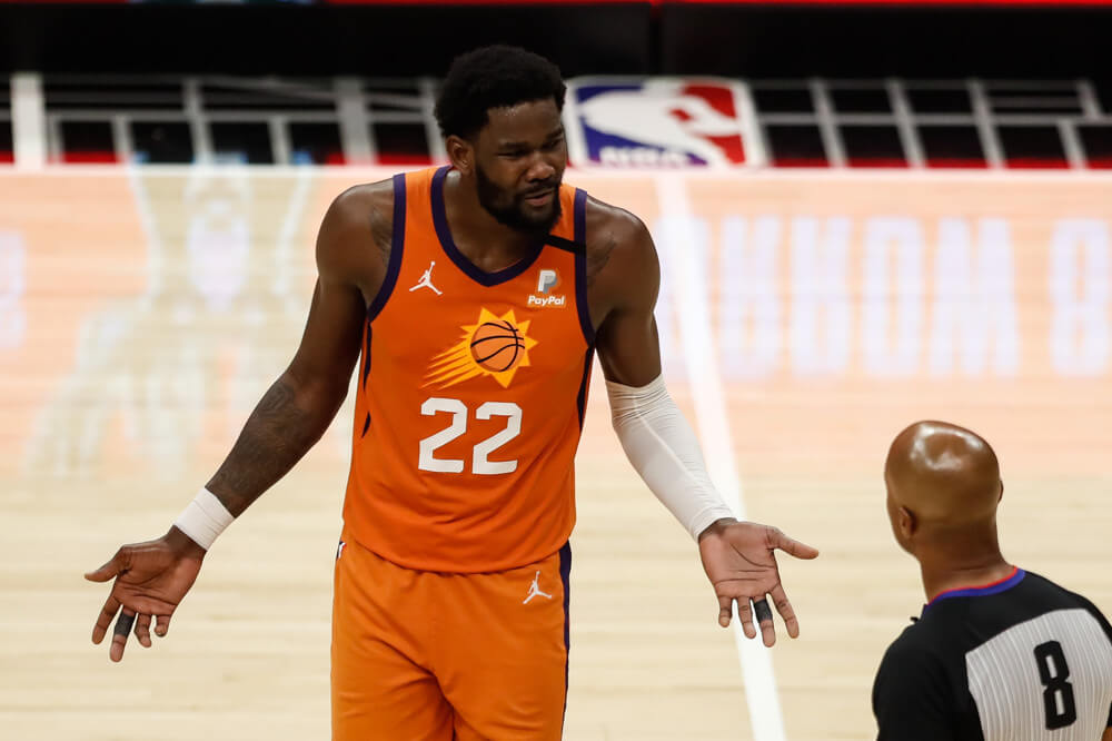 Deandre Ayton talking to ref