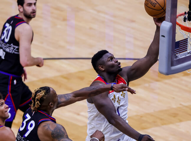 Zion Williamson layup at the rim