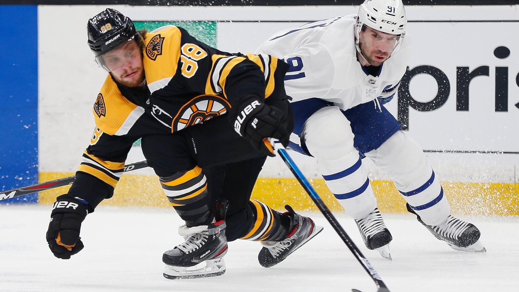 David Pastrnak and John Tavares battle for puck