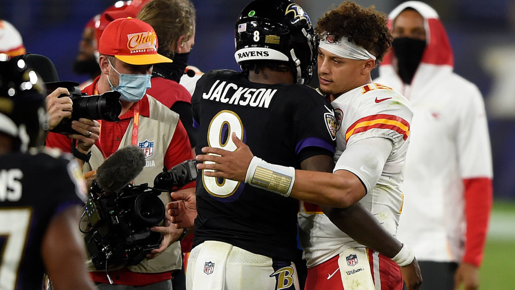 Lamar Jackson and Patrick Mahomes hug