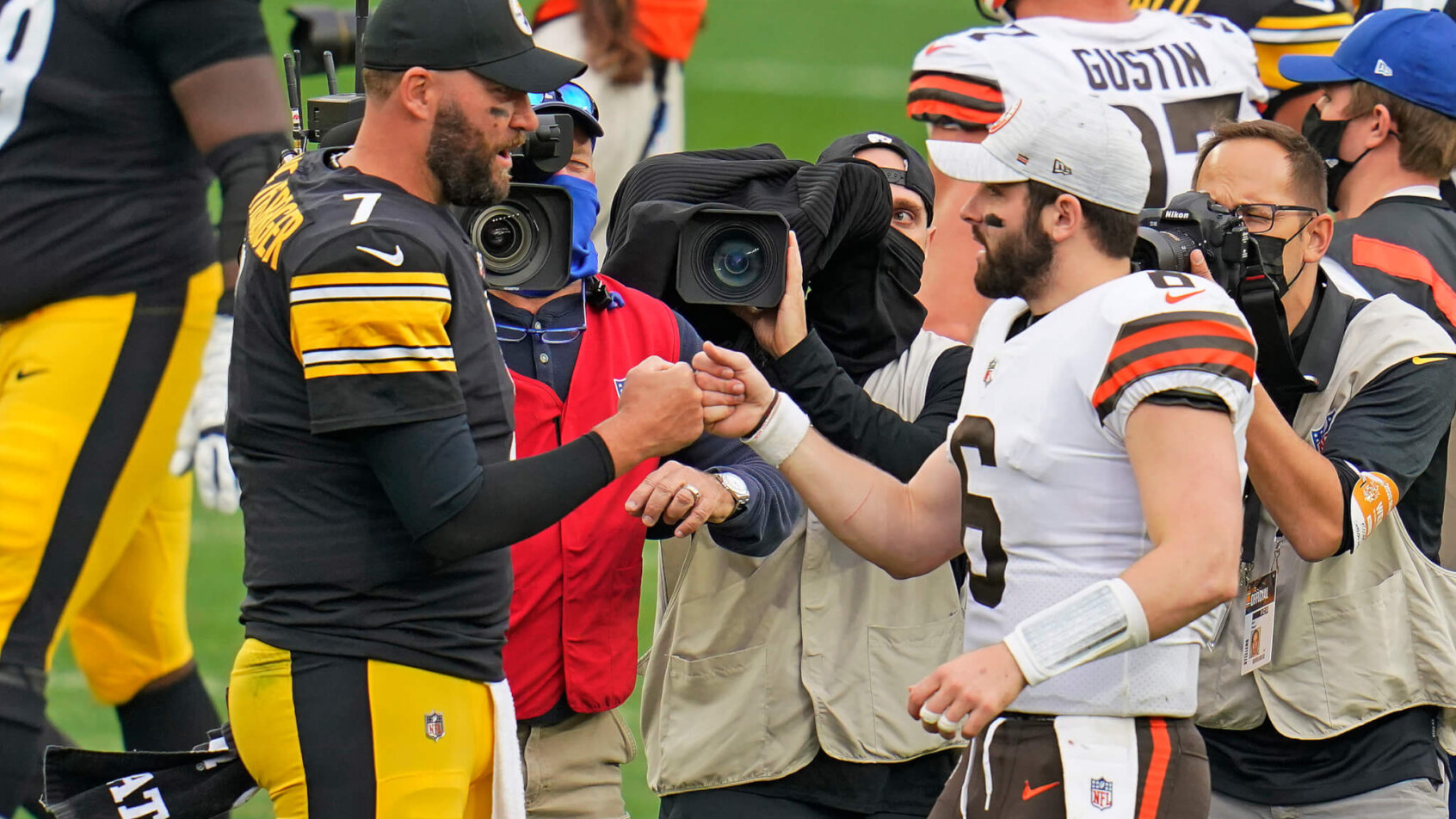 Ben Roethlisberger fist bump with Baker Mayfield
