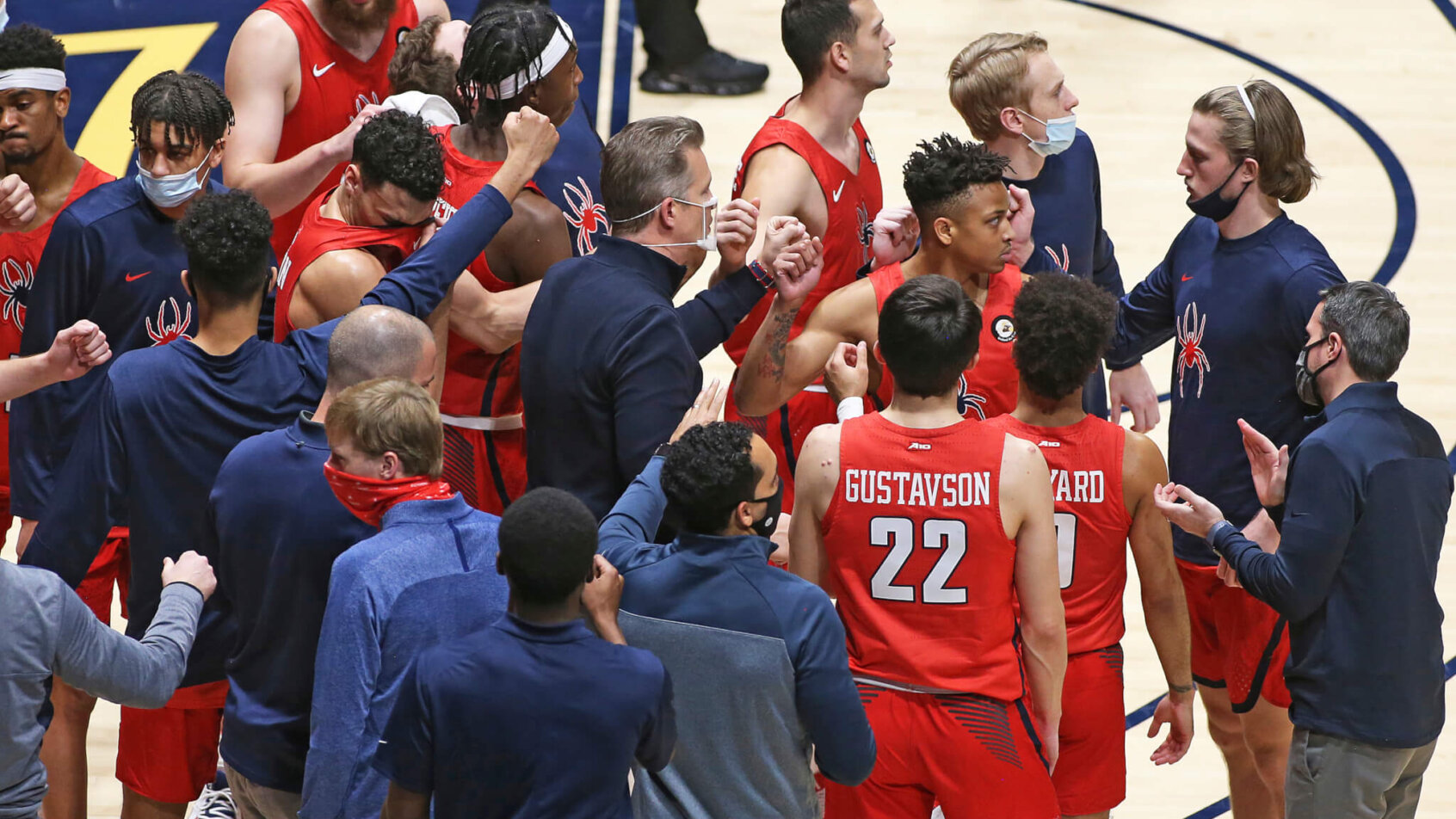 Richmond players huddling during a game with Iowa at the 2022 NCAA Tournament