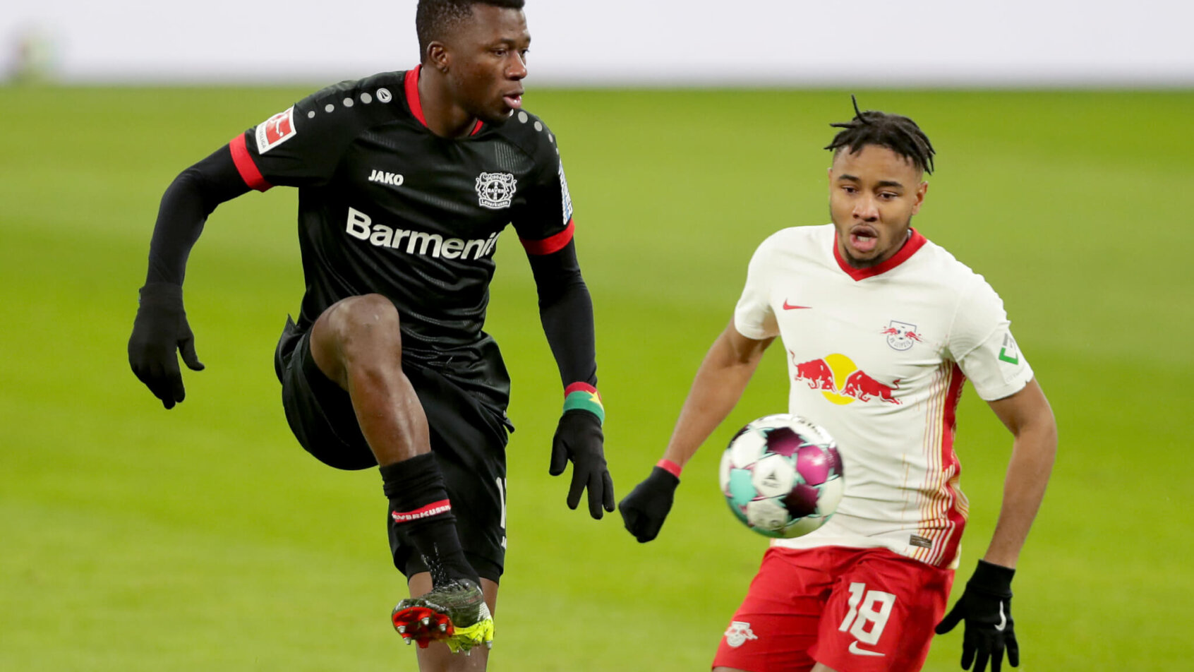 Edmond Tapsoba plays ball, Leverkusen