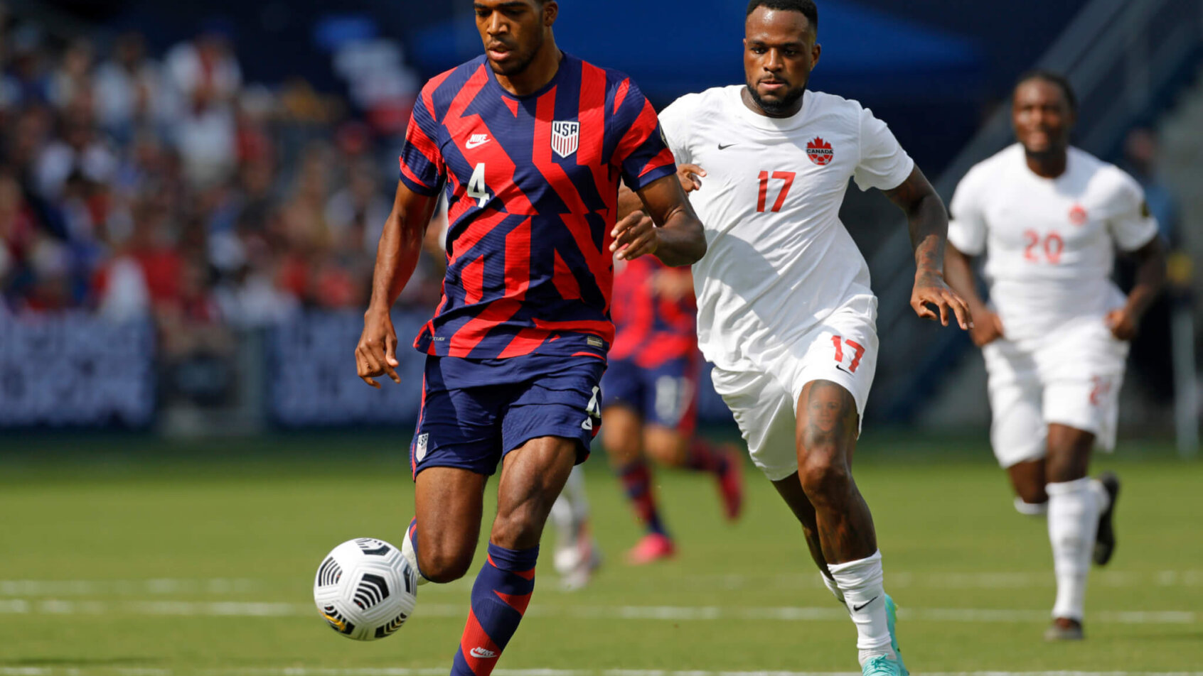 Donovan Pines chased by Cyle Larin