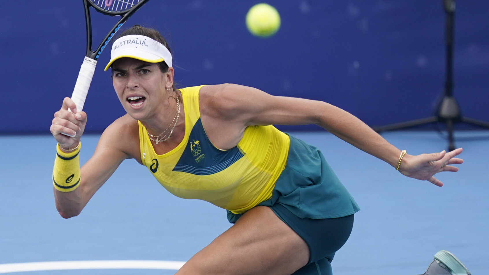 Alja Tomljanovic hitting a return during a tennis match.