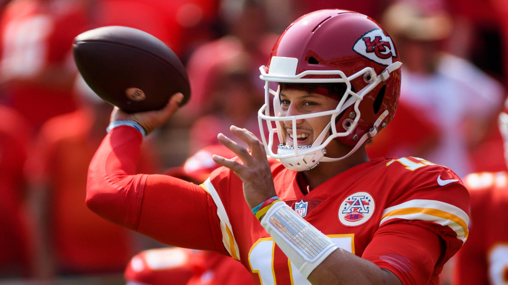 Patrick Mahomes delivers a pass