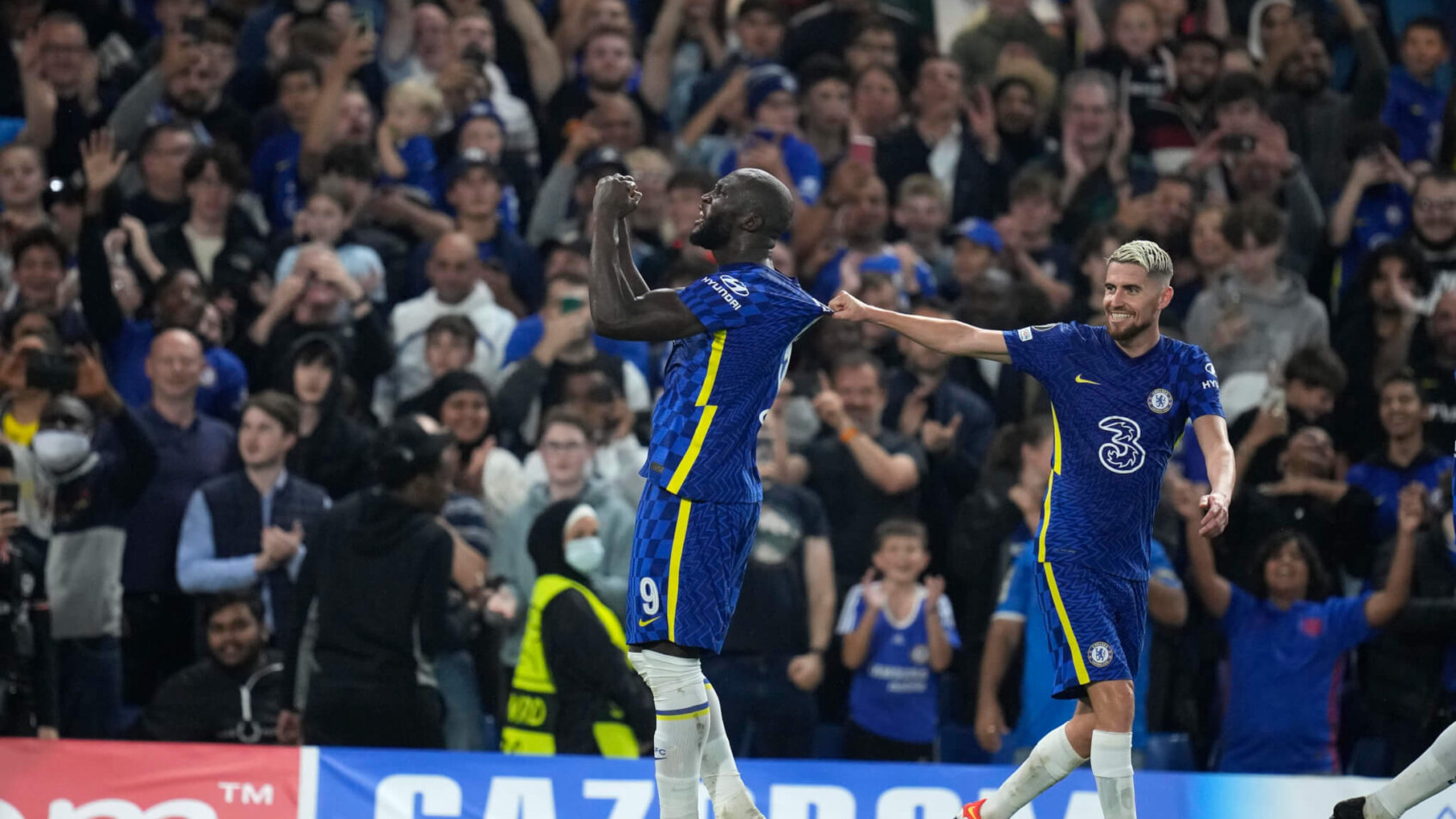 Romelu Lukaku celebrates with his teammate Jorginho after scoring