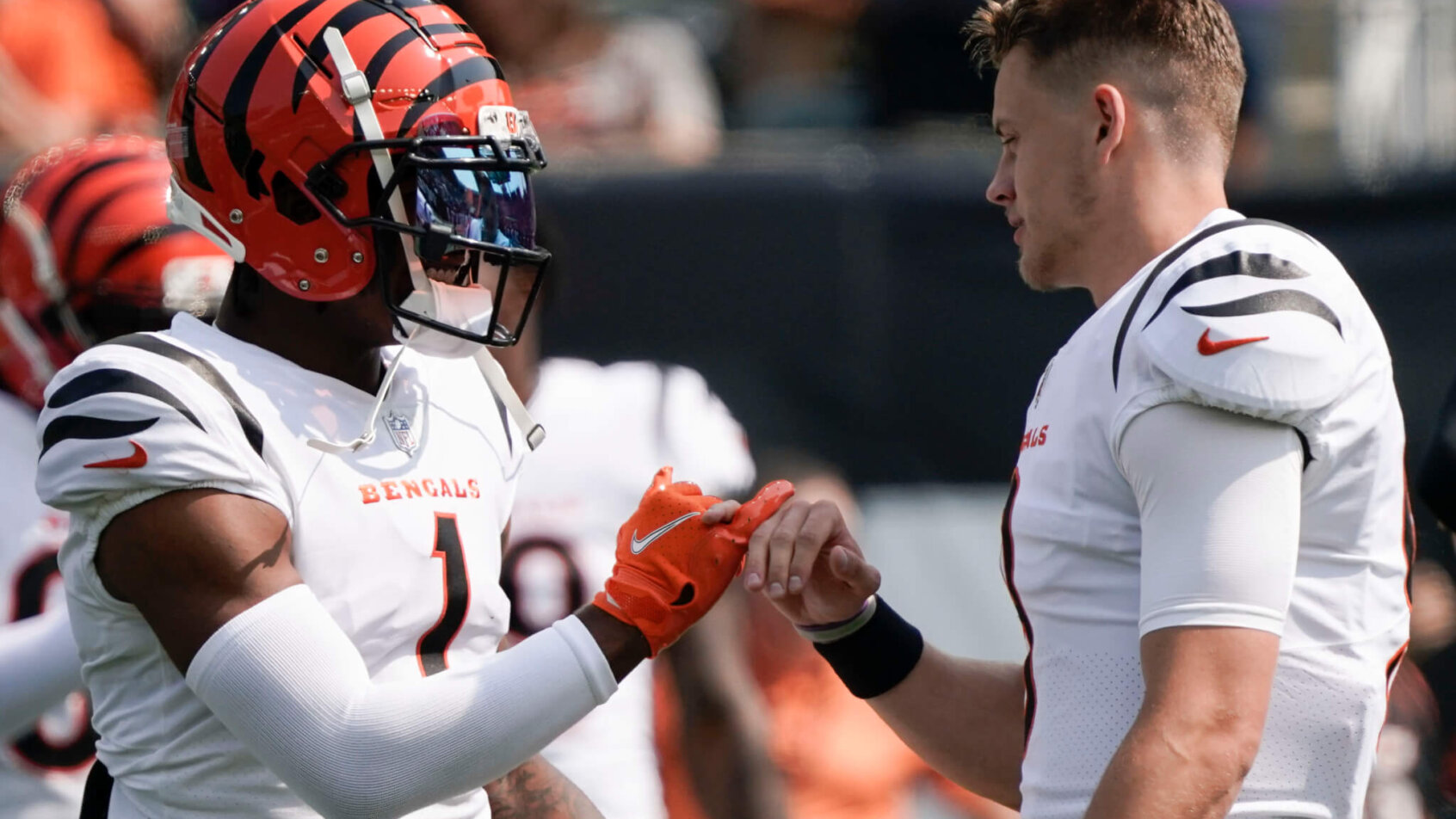 Joe Burrow Ja'Marr chase fist bump
