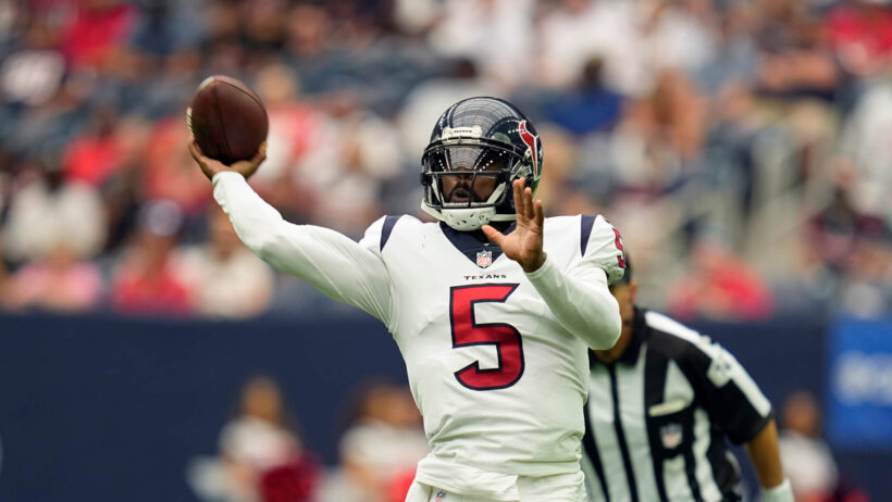 Tyrod Taylor throws pass