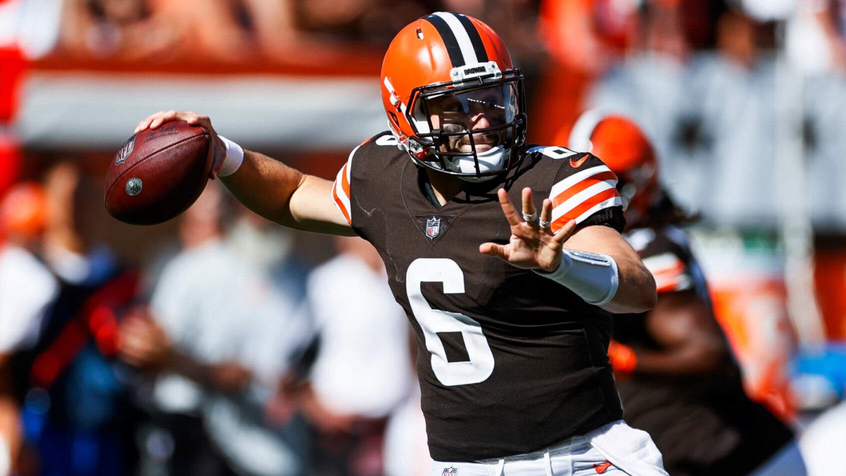 Baker Mayfield throwing pass