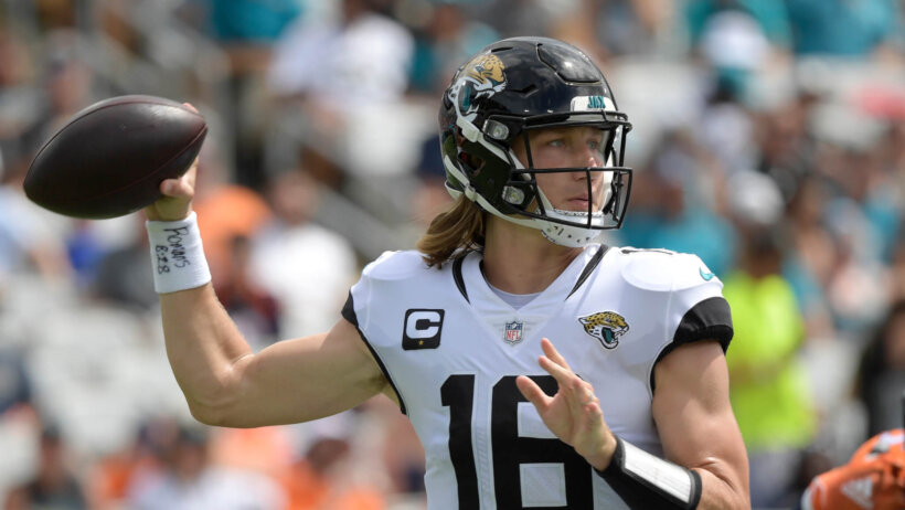 Trevor Lawrence throwing pass