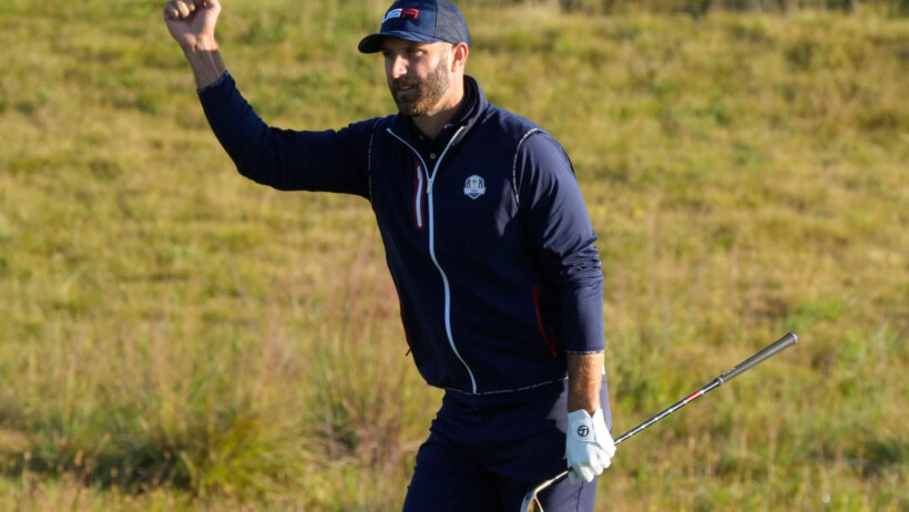 Dustin Johnson acknowledges the crowd