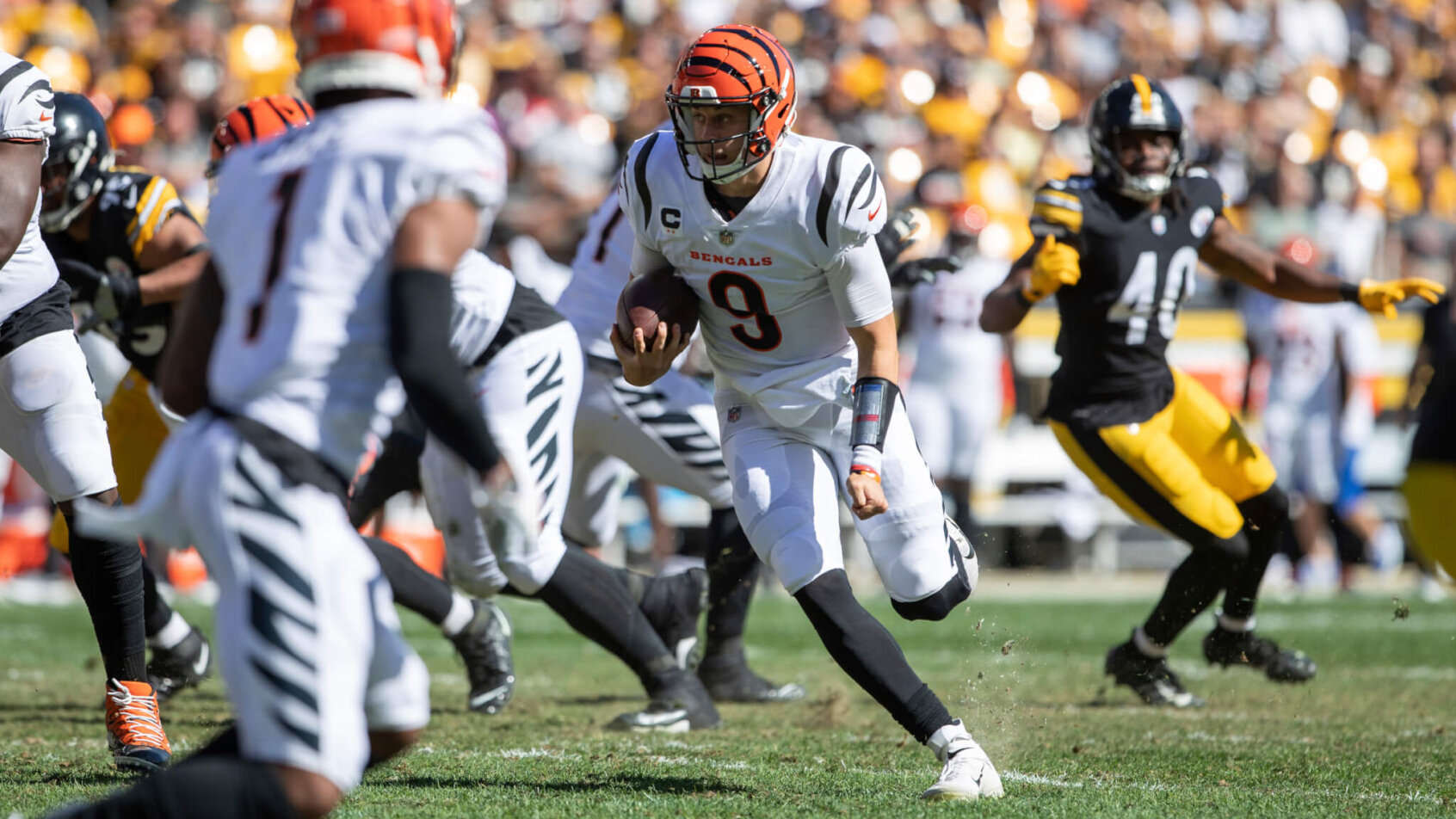 Joe Burrow tucks the ball and runs