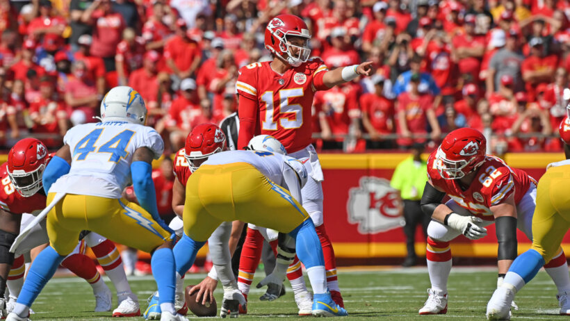 Patrick Mahomes signaling at line of scrimmage