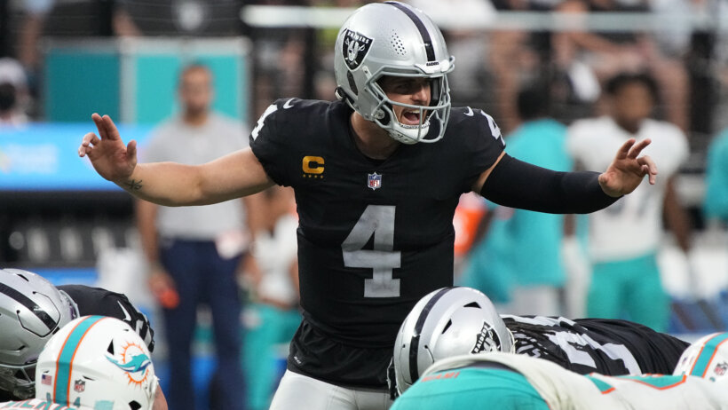 Derek Carr signaling at line of scrimmage