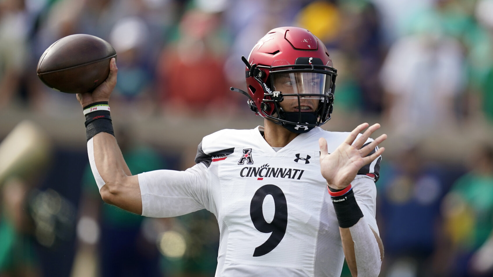 Cincinnati quarterback Desmond Ridder throwing a pass
