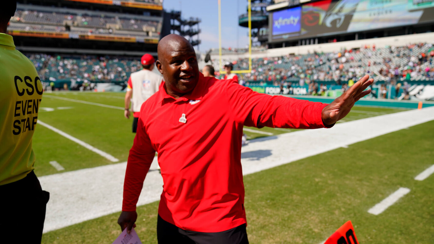 Eric Bieniemy waving