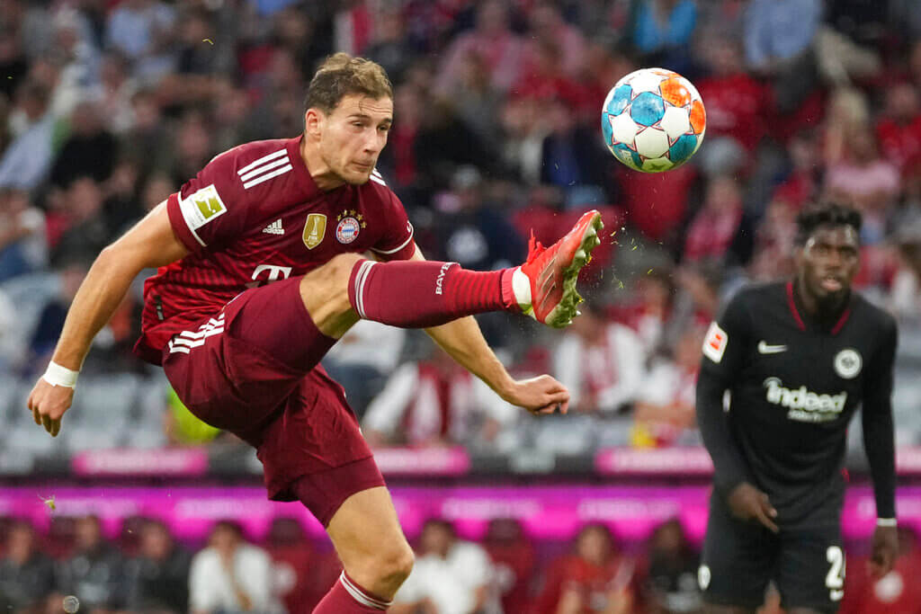 Leon Goretzka kicking soccer ball