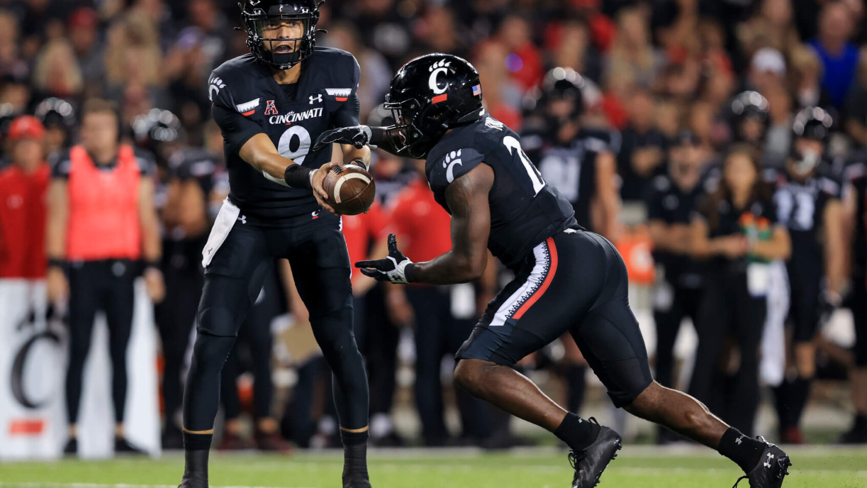 Desmond Ridder hand off